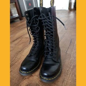 AUTHENTIC Dr. Martens (Doc Martens) 1914w black